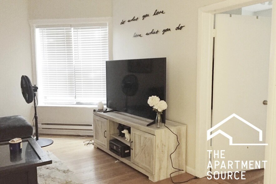 Building Photo - 917 W Waveland Ave