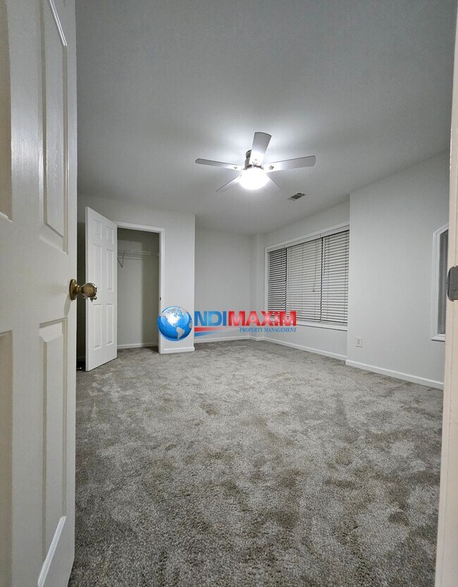Building Photo - Spacious, open floor plan home in a very c...