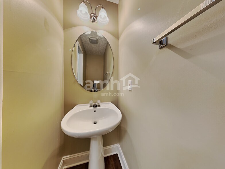 Building Photo - 209 Picadilly Pl