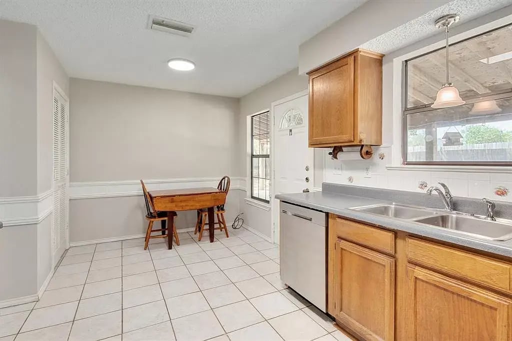 Building Photo - 4052 Pepperwood Dr