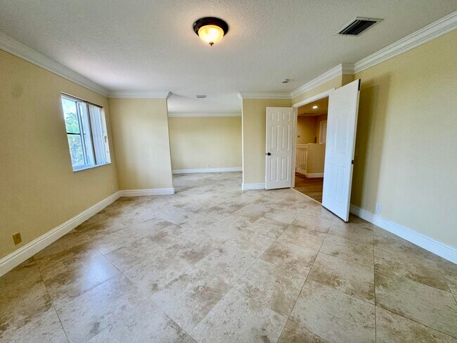 Building Photo - 898 Tulip Cir