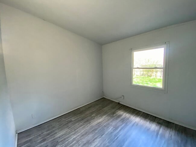 Building Photo - 619 Plum St