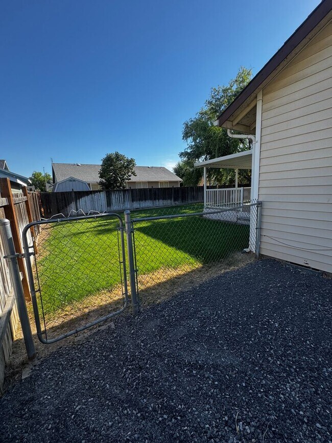 Building Photo - Fully Renovated Home in Crossroad Neighborhood!