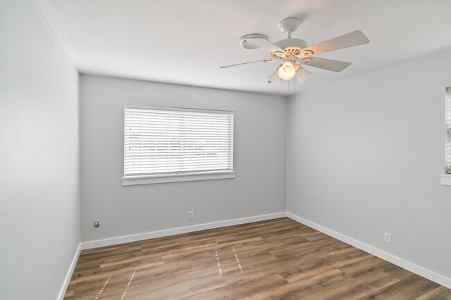 Building Photo - 814 Carson Dr