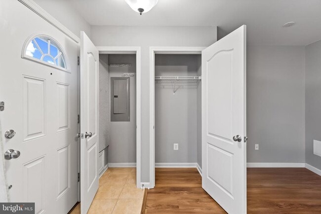 Building Photo - 1900 Lennox Dr