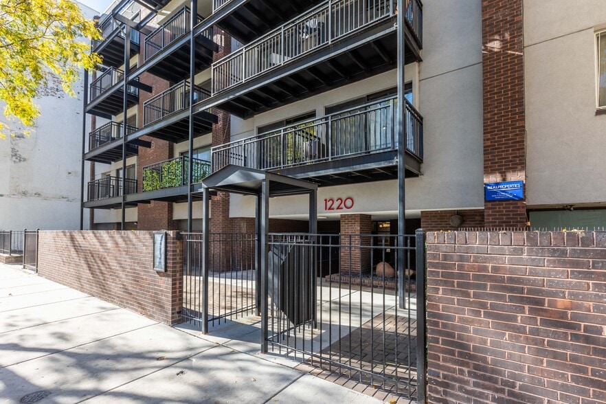 Building Photo - 1225 N La Salle Dr