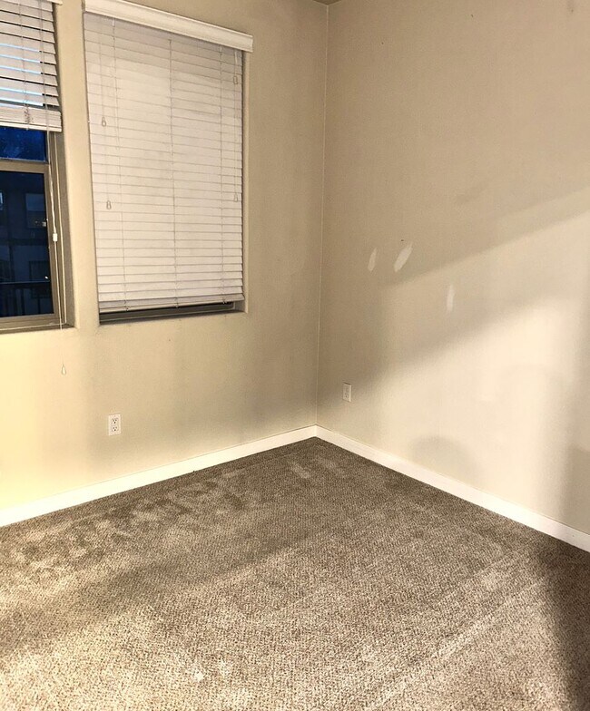 Building Photo - Great 1 BR Condo off of Scholls and Roy Ro...