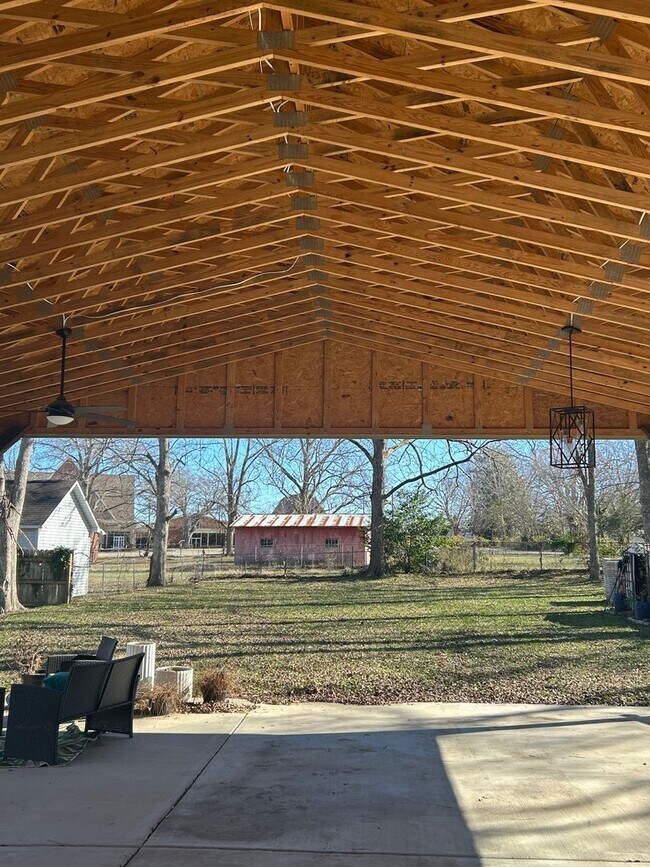 Building Photo - Beautiful Home Heart of Hartselle
