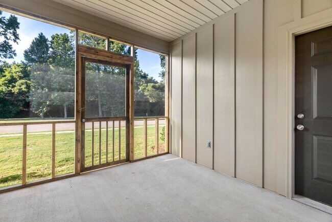 Building Photo - 1642 Academy Dr