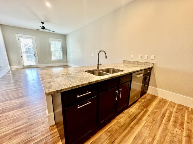 Building Photo - Two Bedroom Condo in the Heart of the Bluffton Promenade!