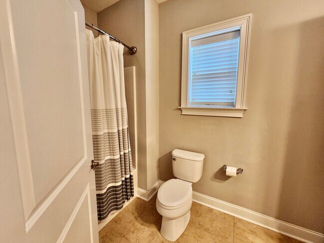 Building Photo - Four bedroom 10 minutes from the beaches o...