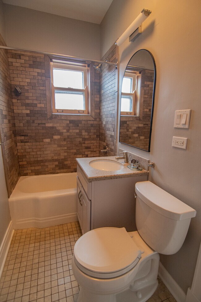 Building Photo - 844 W Lakeside Pl