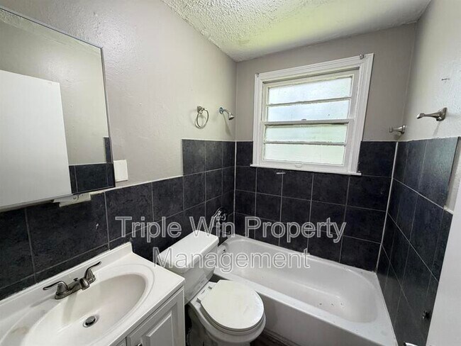 Building Photo - 1113 Highmont Dr