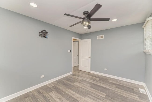 Building Photo - 585 Cambridge Way