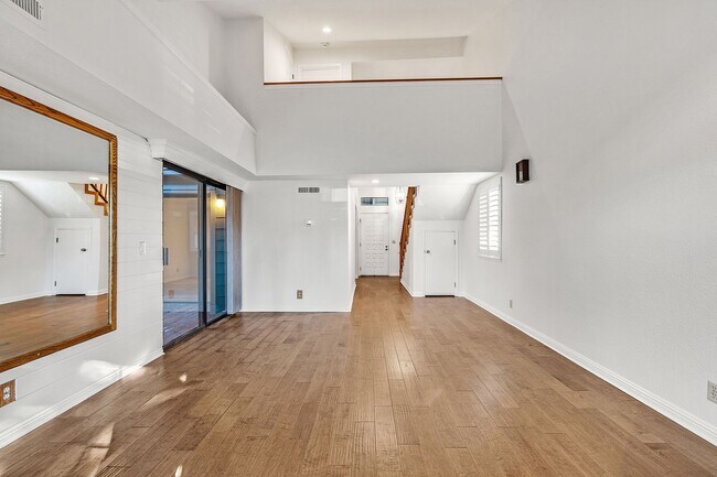 Building Photo - Beautiful Townhome in the Heart of Pleasanton