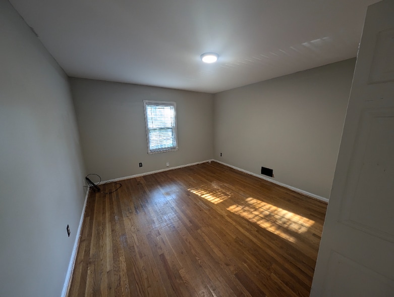 Building Photo - 2322 Chevy Chase Ln