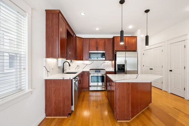 Building Photo - INSANE CLIFTON HOUSE W/FENCED IN YARD AND FINISHED BASEMENT