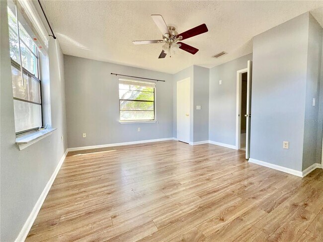 Building Photo - 2 Shine Ave