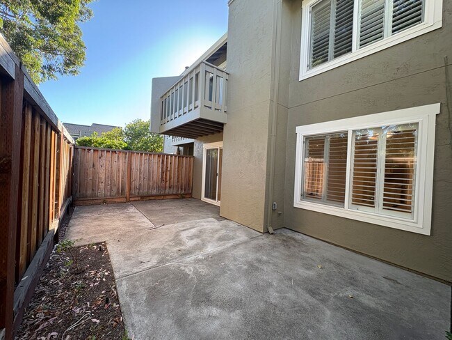 Building Photo - Newly Remodeled Townhouse Available Now!