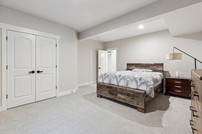 Building Photo - Luxury Home For Rent in Lowry