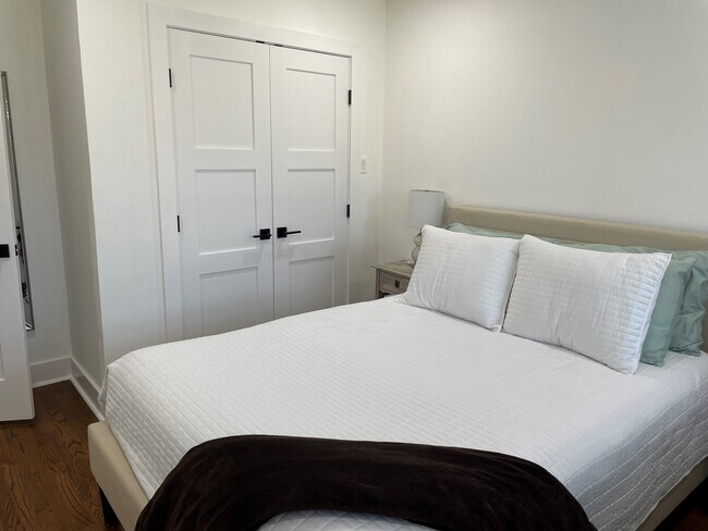 Building Photo - 2310 Hialeah Dr