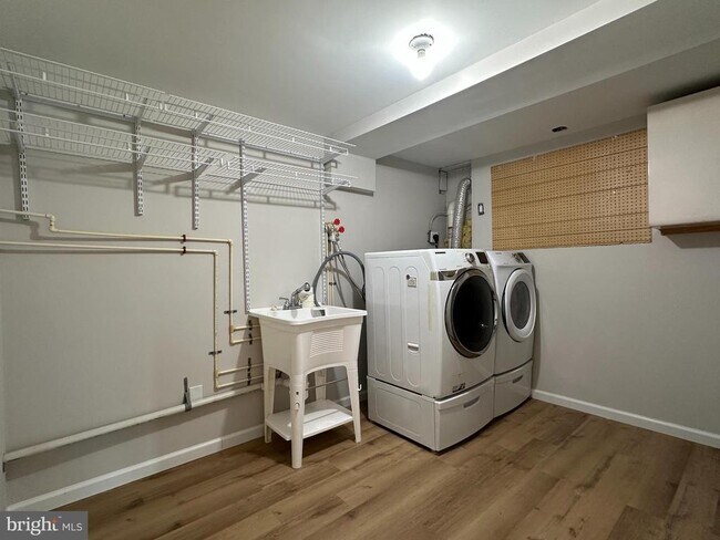 Building Photo - 6731 Crest Pl