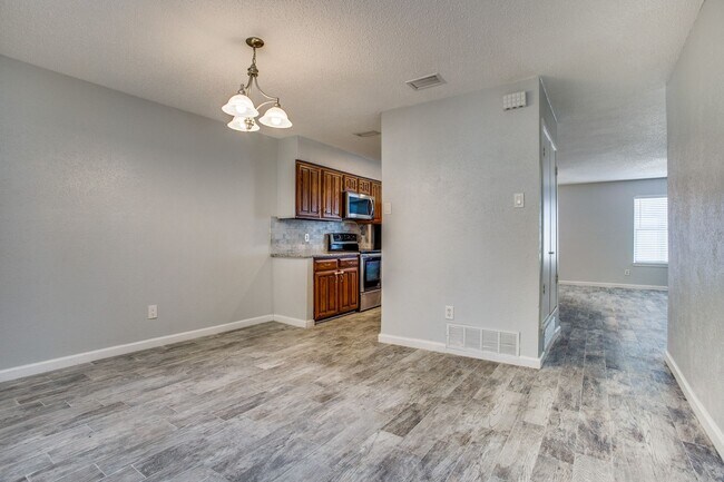 Building Photo - 2-Bedroom Condo in Garland - Private Patio...
