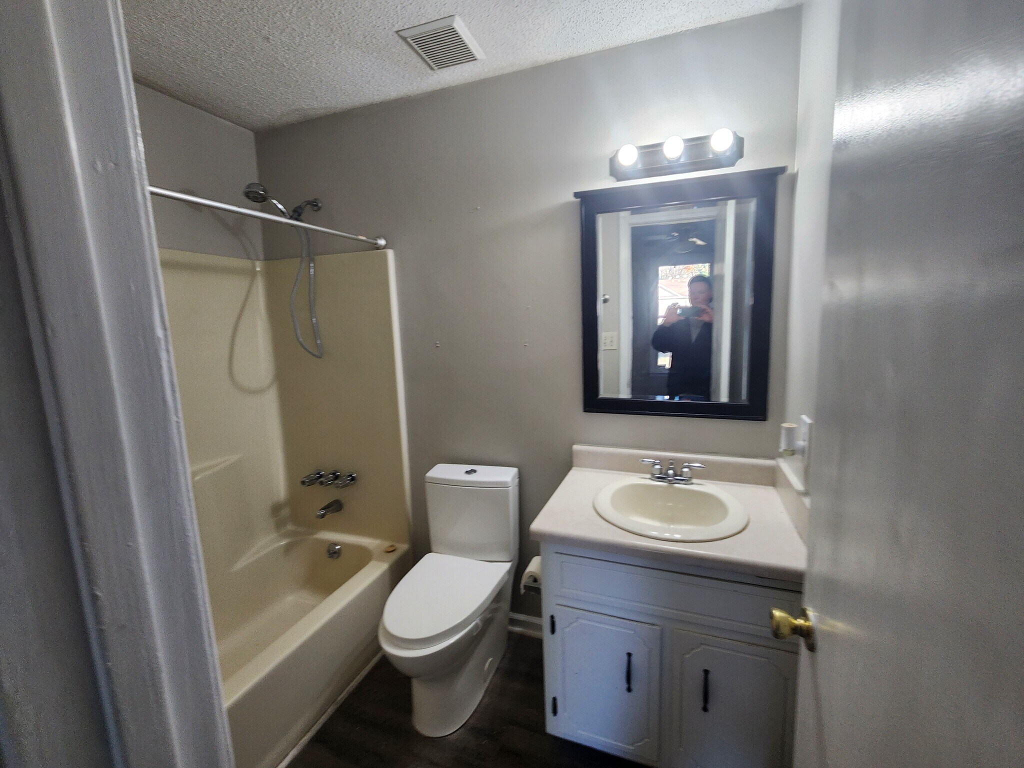 Building Photo - 738 Spees Dr