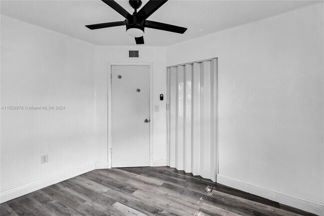 Building Photo - 420 S 61st Terrace
