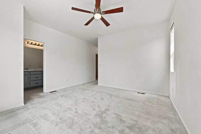 Building Photo - $2,495.95 - 3 Bed, 2.5 Bath Townhome in Aurora with Central AC and In Unit Laundry!