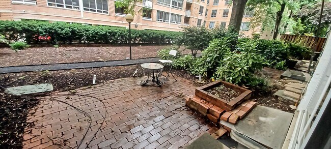 Building Photo - Sunlit 2 Bed 1 Bath, 3 Level Townhome in S...