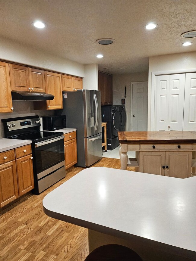 Building Photo - 837 W 30 S St