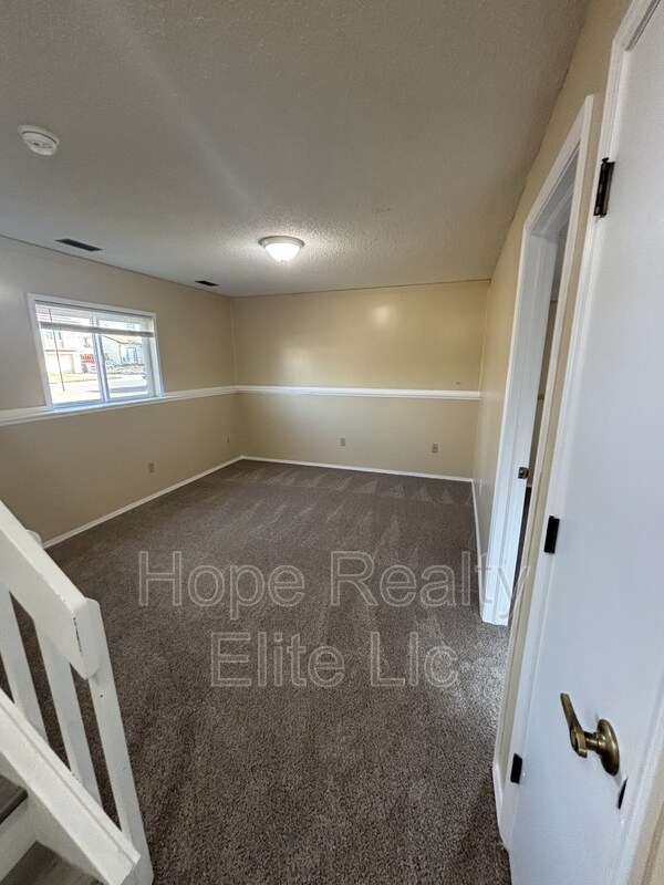 Building Photo - 902 Rancher Dr