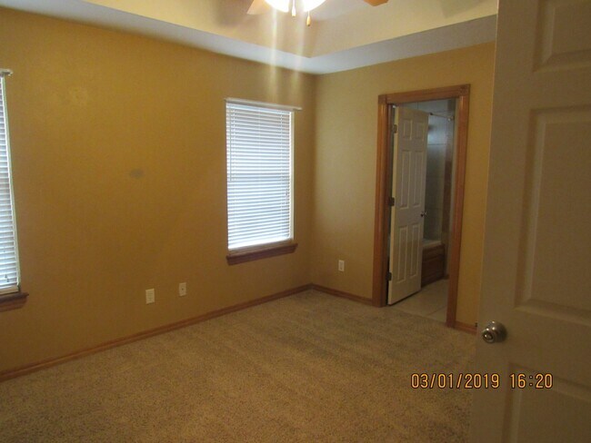 Building Photo - PET FRIENDLY WITH OWNER APPROVAL!!