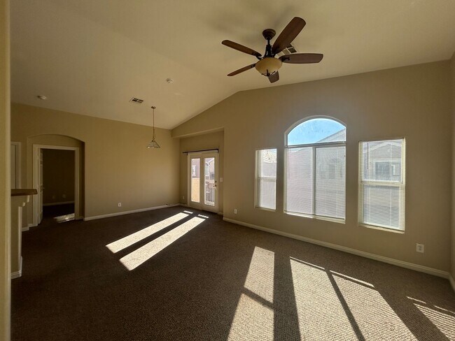 Building Photo - Townhome with garage