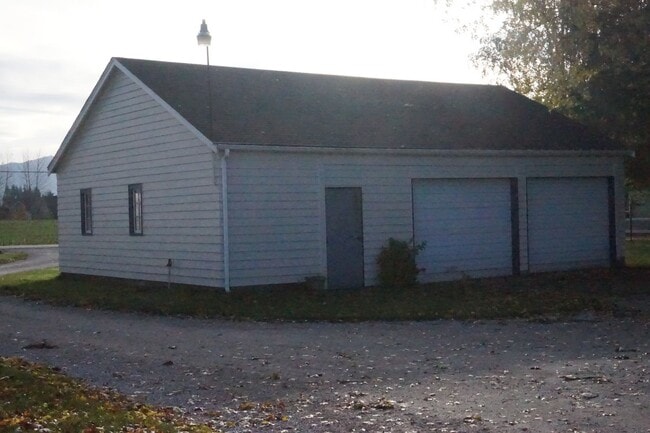 Building Photo - Large lot with room for a garden