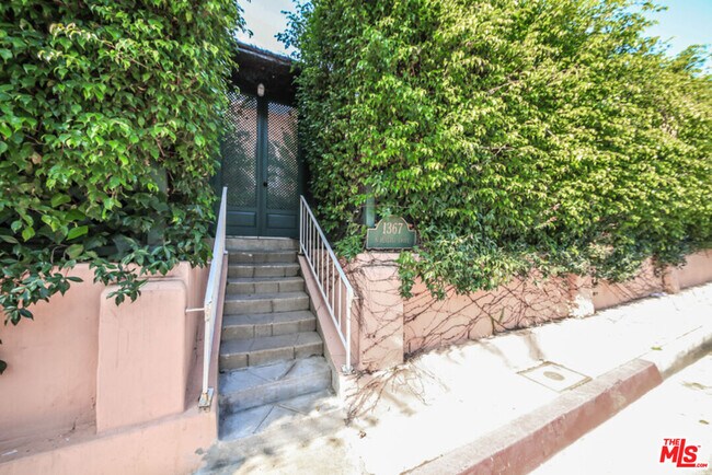 Building Photo - 1367 N Beverly Dr