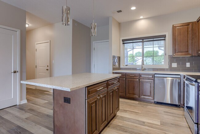 Building Photo - Must See Condo!!