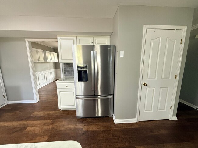 Building Photo - Spacious 4 Bed 2.5 Bath In Lexington!