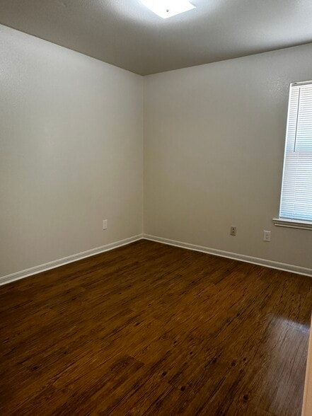 Building Photo - 409 Topeka Ct