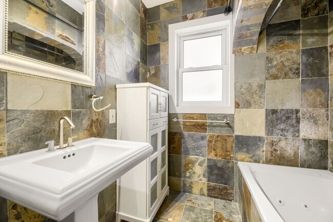 Building Photo - $1000 OFF RENT! Spacious 4bd/2ba Charming Historic Home near Wash Park- Available NOW!