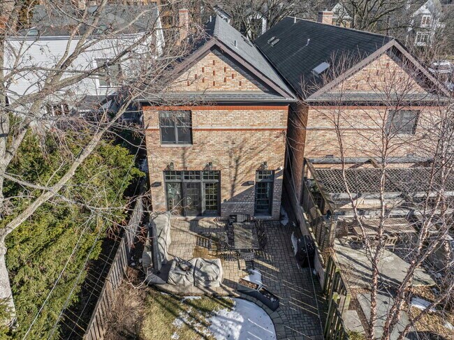 Building Photo - 4322 N Hermitage Ave