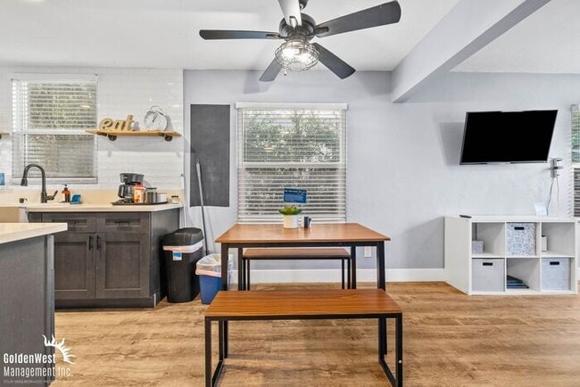 Building Photo - Upgraded 2Bdm 1Ba Upstairs Unit in North Park!