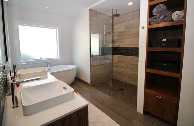 Building Photo - Bright, Stylish Living with Exceptional Ou...