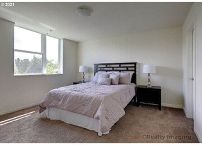 Building Photo - Chic 2BR/1.5BA Townhome Apartment in North...