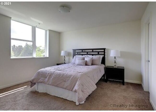 Building Photo - First Floor Front Facing Vibrant Stylish O...