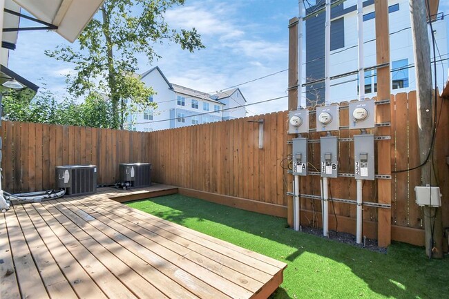 Building Photo - 732 W 22nd St