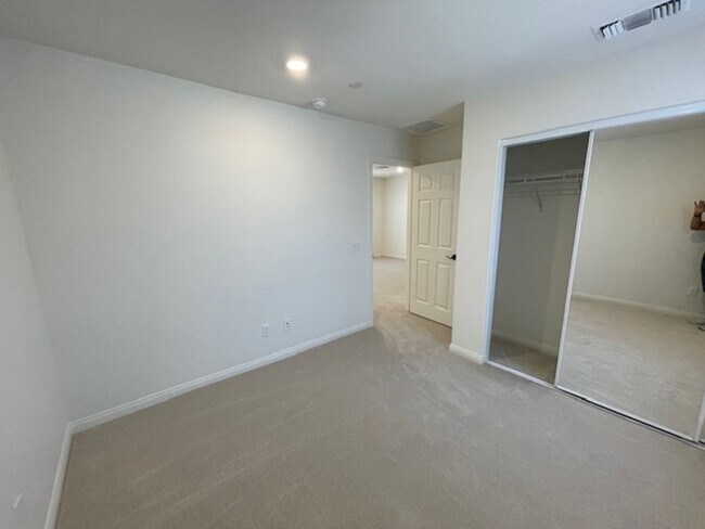 Building Photo - Newer Condo Over 2000 sq feet in Ontario