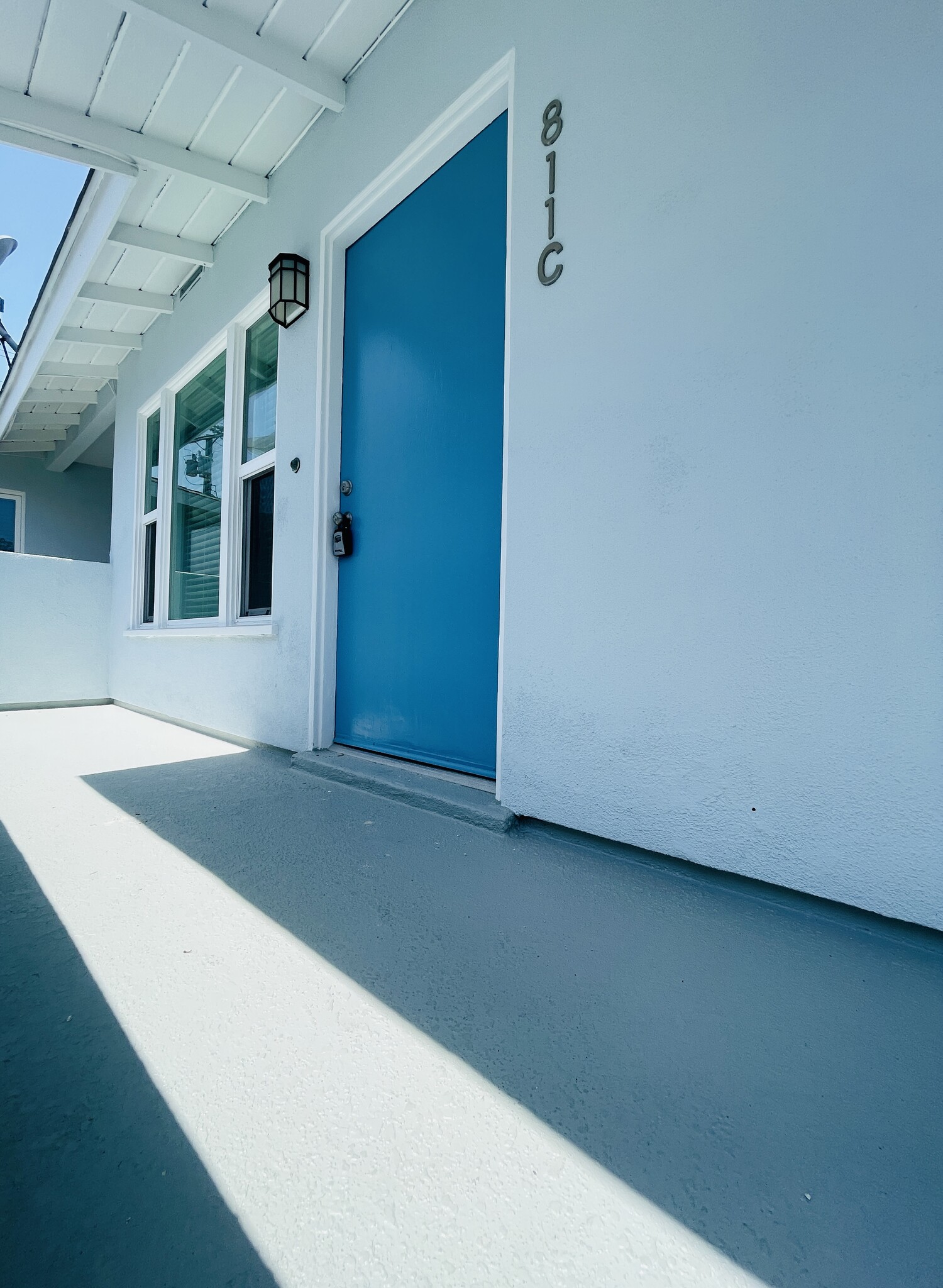 Front Entrance and Patio - 811 S Catalina Ave