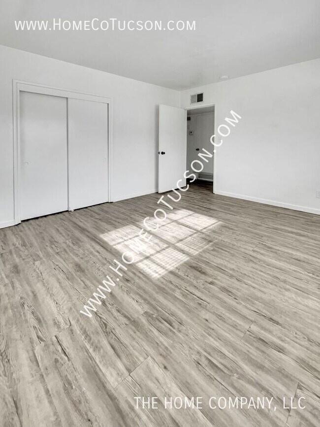 Building Photo - 833 W Jacinto St